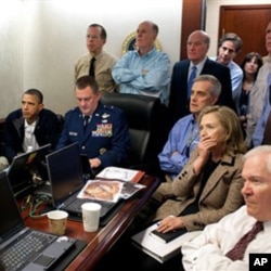 Sala de Crise da Casa Branca com os membros do governo a seguir o assalto ao refúgio de Bin Laden através de imagens via satélite