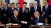 特朗普總統和劉鶴副總理在白宮簽署第一階段經貿協議(2020年1月15日)