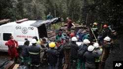Socorristas responden a explosión en mina en Colombia que mató a 21 personas en el Departamento de Cundinamarca el 15 de marzo de 2023.