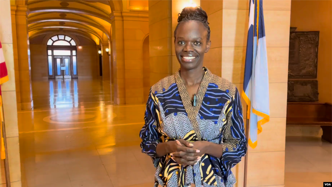 Huldah Momanyi Hiltsley akizungumza kutoka ndan i ya jengo la bunge la Minnesota.