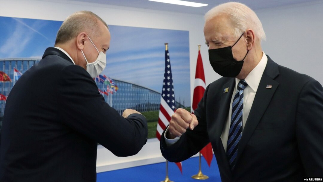 Turski predsednik Redžep Tajip Erdogan tokom susreta sa predsednikom SAD Džoom Bajdenom, na marginama NATO samita u Briselu, 4. juna 2021. (Foto: Reuters/Murat Cetinmuhurdar/Presidential Press Office Handout) 