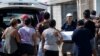 Un hombre lleva el ataúd de uno de los cuatro niños asesinados por hombres armados en Guayaquil, Ecuador, el 12 de diciembre de 2023