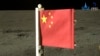 Una nave despliega la bandera china en la cara oculta de la Luna y despega con muestras de roca