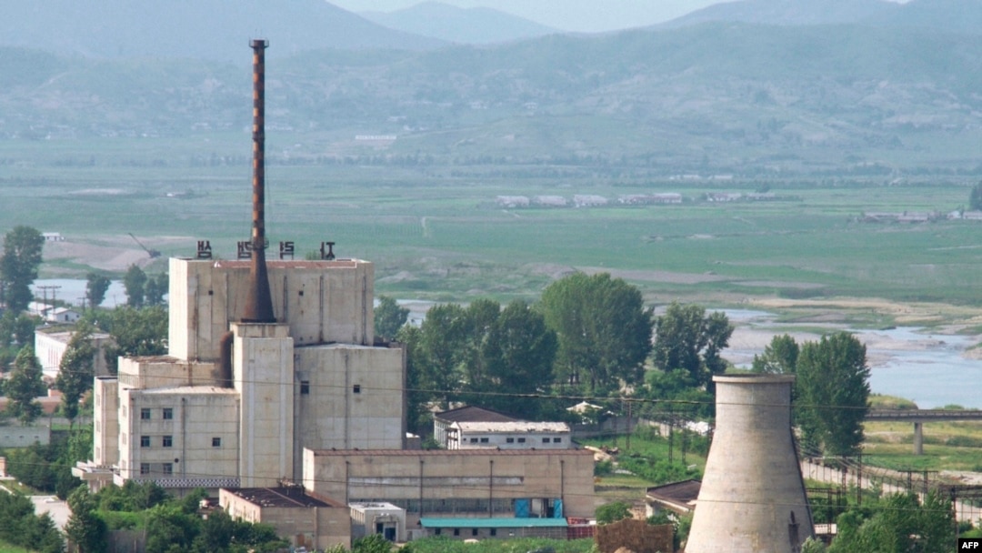 지난 2008년 6월 냉각탑(오른쪽) 폭파를 앞두고 촬영한 북한 영변 핵시설.