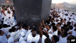 Alhazai sun taru kusa da birnin Makka mai tsari a Saudiya ranar Litinin 14 ga watan Oktoba shekarar 2013.