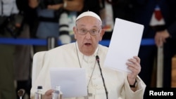 El papa Francisco asiste a una sesión sobre Inteligencia Artificial (IA), Energía, África y Mediterráneo en el segundo día de la cumbre del G7 en Borgo Egnazia, Italia, el 14 de junio de 2024.