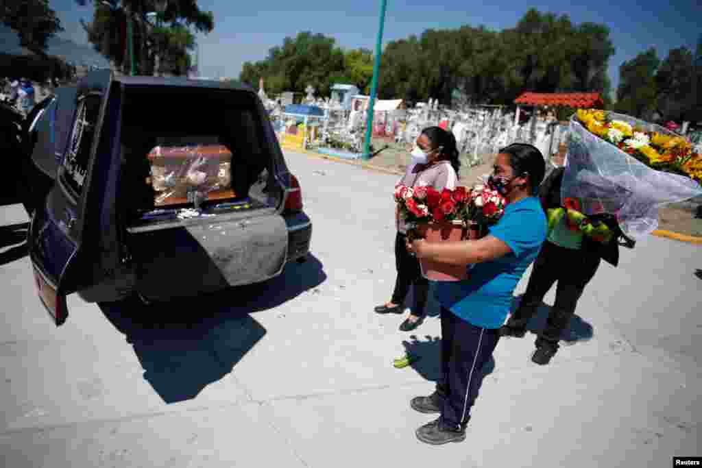 Una familia asiste al funeral de una víctima de COVID-19 en el estado de México, el 20 de mayo de 2021.