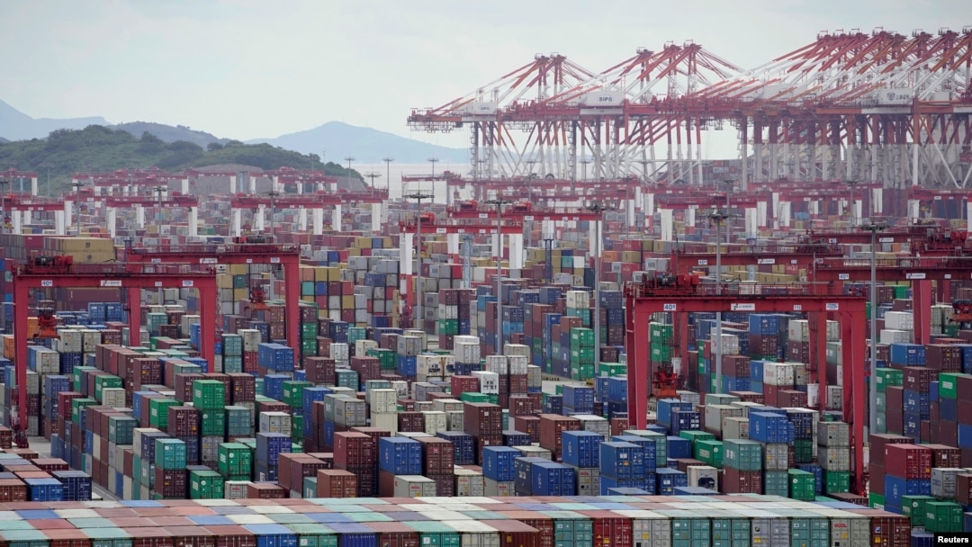 資料照片：2020年10月19日，新冠病毒疫情的持續中的上海洋山深水港的集裝箱。 （路透社照片）