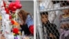 El Paso: pomen žrtvama masovne pucnjave (L) i migranti koji čekaju ulaz u SAD na američko-meksičkoj granici (D) 