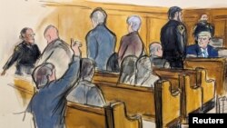 Bản phác thảo phòng xử án cho thấy cựu Tổng thống Donald Trump (ngoài cùng bên phải) nhìn các bồi thẩm đoàn tương lai đã giơ tay yêu cầu được miễn khỏi bồi thẩm đoàn tại Tòa án Hình sự Manhattan, hôm 18/4/2024, ở New York.