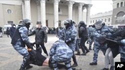 Полиция задерживает участника акции протеста против ареста Алексей Навального. Москва, 31 января 2021