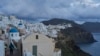 Terremotos siguen sacudiendo cada pocos minutos la isla volcánica de Santorini en Grecia