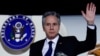 El secretario de Estado de Estados Unidos, Antony Blinken, saluda a su llegada a Abu Dabi, durante su viaje de una semana destinado a calmar las tensiones en Oriente Medio, en Emiratos Árabes Unidos, el 7 de enero de 2024.