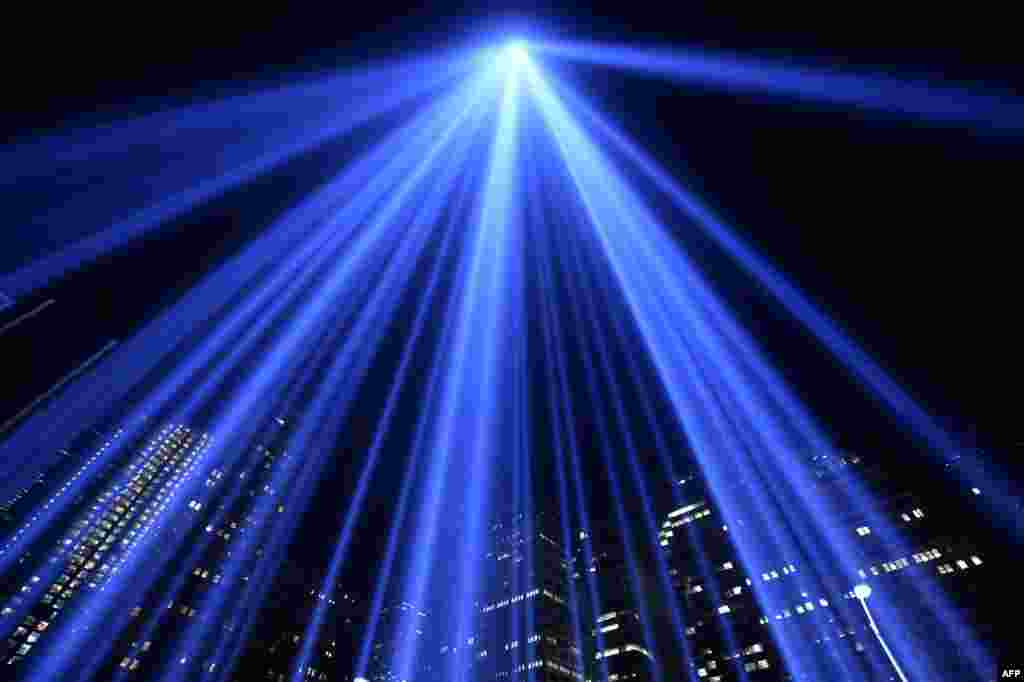 'Cahaya Lampu Penghormatan' bagi para korban tewas tragedi 9/11 menerangi langit di New York pada ulang tahun ke-12 serangan 11 September 2001.