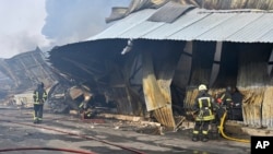 Пожарные тушат пожар после атаки беспилотника на склад в Одессе, Украина, 11 марта 2025 года.