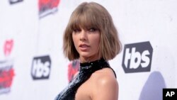 Taylor Swift arrives at the iHeartRadio Music Awards at The Forum on April 3, 2016, in Inglewood, Calif.