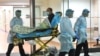 Medicinsko osoblje sa pacijentom u bolnici u Hong Kongu