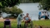 Un trabajador de salud del Departamento de Salud Indígena del Ministerio de Salud administra una segunda dosis de la vacuna COVID-19 a una mujer en la aldea Esperanca do Rio Arapiun, febrero 14 de 2021.