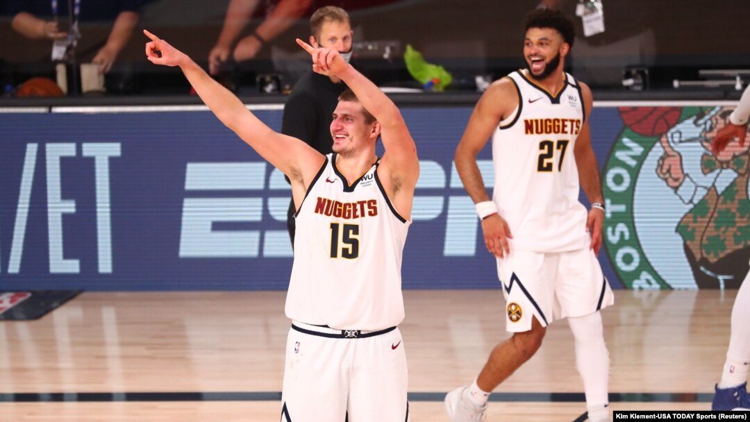 Nikola Jokić i Džamal Mari slave plasman u finale Zapadne konferencije posle pobede nad Los Anđeles Klipersima u sedmoj utakmici drugog kola NBA plej-ofa (Foto: Reuters/Kim Klement-USA TODAY Sports) 