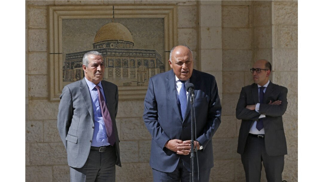 Sameh Shoukrty Waziri wa mambo ya nje wa Misri (kati) wakati wa mkutano na waandishi mjini Ramallah