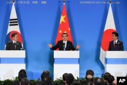 지난 2019년 12월 중국 청두에서 열린 한중일 정상회의에서 문재인 한국 대통령(왼쪽부터)과 리커창 중국 총리, 아베 신조 일본 총리가 공동 기자회견을 했다.