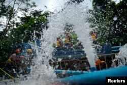 Spasioci ispumpavaju vodu iz pećinskog kompleksa Tam Luang.