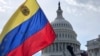Un venezolano sostiene su bandera frente al Capitolio de EEUU, en Washington. [Archivo]