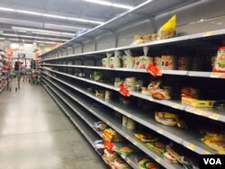 Walmart a las afueras de FT Lauderdale, FL, con estantes vacíos, mientras los residentes buscan abastecerse ante la llegada del huracán Irma. Foto: Gesell Tobías, VOA. Sept. 7, 2017.