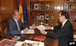 Juan Carlos entrega a carta de resignação a Mariana Rajoy. Madrid, Junho 2, 2014