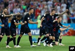 Hrvatski reprezentativci slave pobedu posle gola Ivana Rakitića u poslednjoj seriji izvođenja penala (Foto: AP/Darko Bandić)