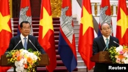 FILE - Cambodia's Prime Minister Hun Sen and his Vietnamese counterpart Nguyen Xuan Phuc attend a news conference in Hanoi, Vietnam December 7, 2018. (REUTERS/Kham)