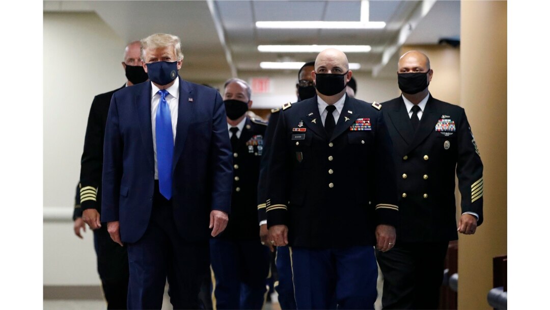 Predsednik SAD Donald Tramp nosi masku tokom posete vojnoj bolnici u Betesdi, Merilend, 11. jula 2020. (Foto: AP/Patrick Semansky)