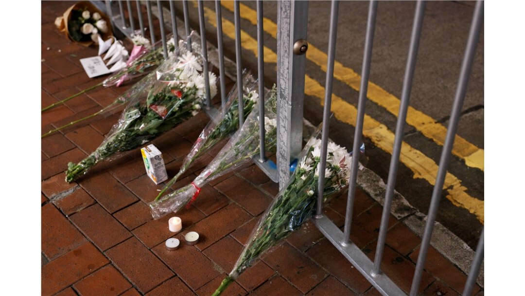 香港民眾為悼念一位刺傷警察後自殺身亡的男子在街頭放置鮮花。(2021年7月2日)