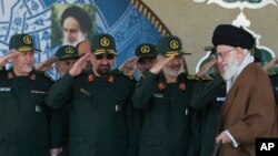Pripadnici Revolucionarne garde sa Ajatolahom Ali Hameneijem
