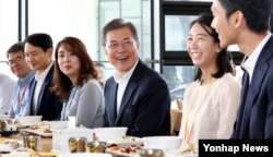 31일 정부세종청사를 방문한 문재인(가운데) 대통령이 구내식당에서 직원들과 점심을 먹고 있다.