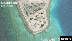 지난해 6월 전략국제연구센터(CSIS)가 공개한 위성 이미지. 남중국해의 분쟁 지역인 스프래틀리 군도의 메이지자오에서 건설된 군사시설이 보인다.