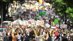 Demonstranti na protestu zbog rasne nejednakosti i ubistva Rejšarda Bruksa u Atlanti 15. juna 2020.