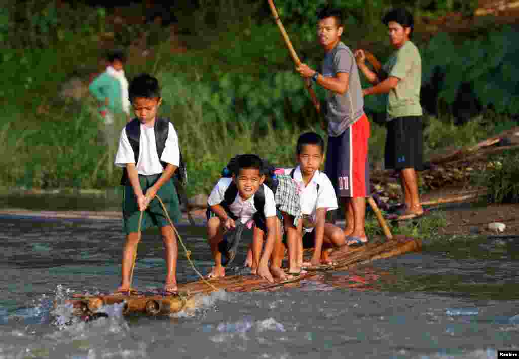 Anak-anak sekolah naik rakit untuk berangkat menuju sekolah mereka di Montalban, Rizal, Filipina timur laut.