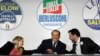 ARCHIVO - De izquierda a derecha, Giorgia Meloni de Brothers of Italy, Silvio Berlusconi de Forza Italia y Matteo Salvini de la Liga asisten a un evento mediático para líderes de centroderecha antes de las elecciones generales del 4 de marzo en Roma, Italia, el 1 de marzo de 2018.