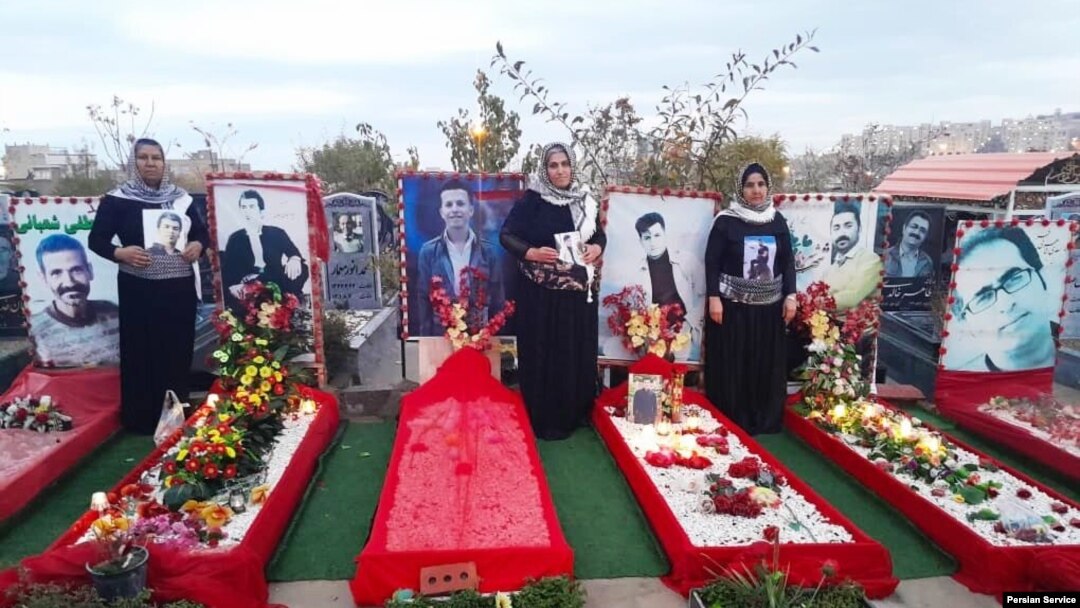 حضور مادران سه جان‌باخته اعتراضات در بوکان، شهریار محمدی،‌ امجد عنایتی و هیوا جان‌جان، بر مزار آنها