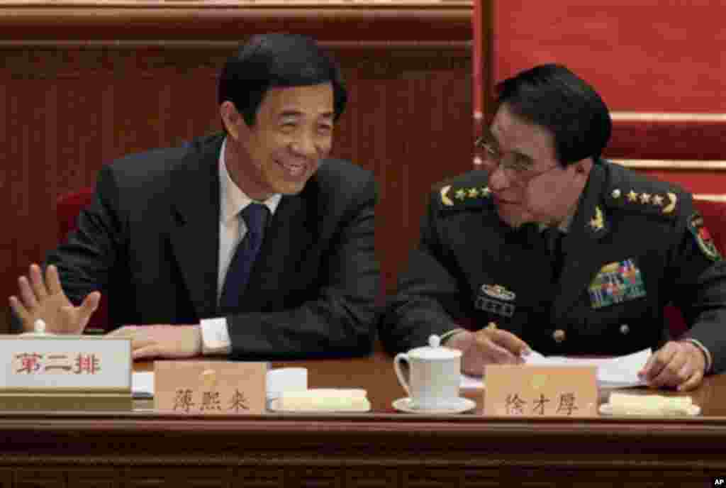 在2010年中国全国政协会议上，薄熙来和徐才厚将军交谈。薄熙来和徐才厚被认为是江泽民提拔的。