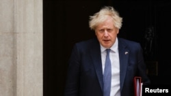 Waziri Mkuu wa Uingereza Boris Johnson akiwa eneo la ofisini kwake 10 Downing Street mjini London