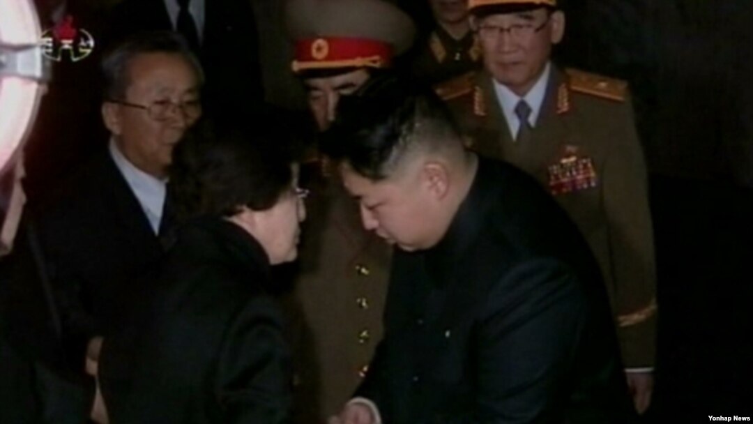 지난 2011년 12월 평양 금수산기념궁전에서 김정일 시신에 조문한 이희호 여사가 김정은 국방위원회 제1위원장과 만나고 있다. (자료사진)
