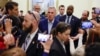 Ketua DPR AS Kevin McCarthy dari Partai Republik berbicara kepada para wartawan saat tiba di Gedung Capitol untuk pembicaraan mengenai kenaikan plafon utang AS, di Washington, Jumat, 26 Mei 2023. (Foto: Jonathan Ernst/Reuters)