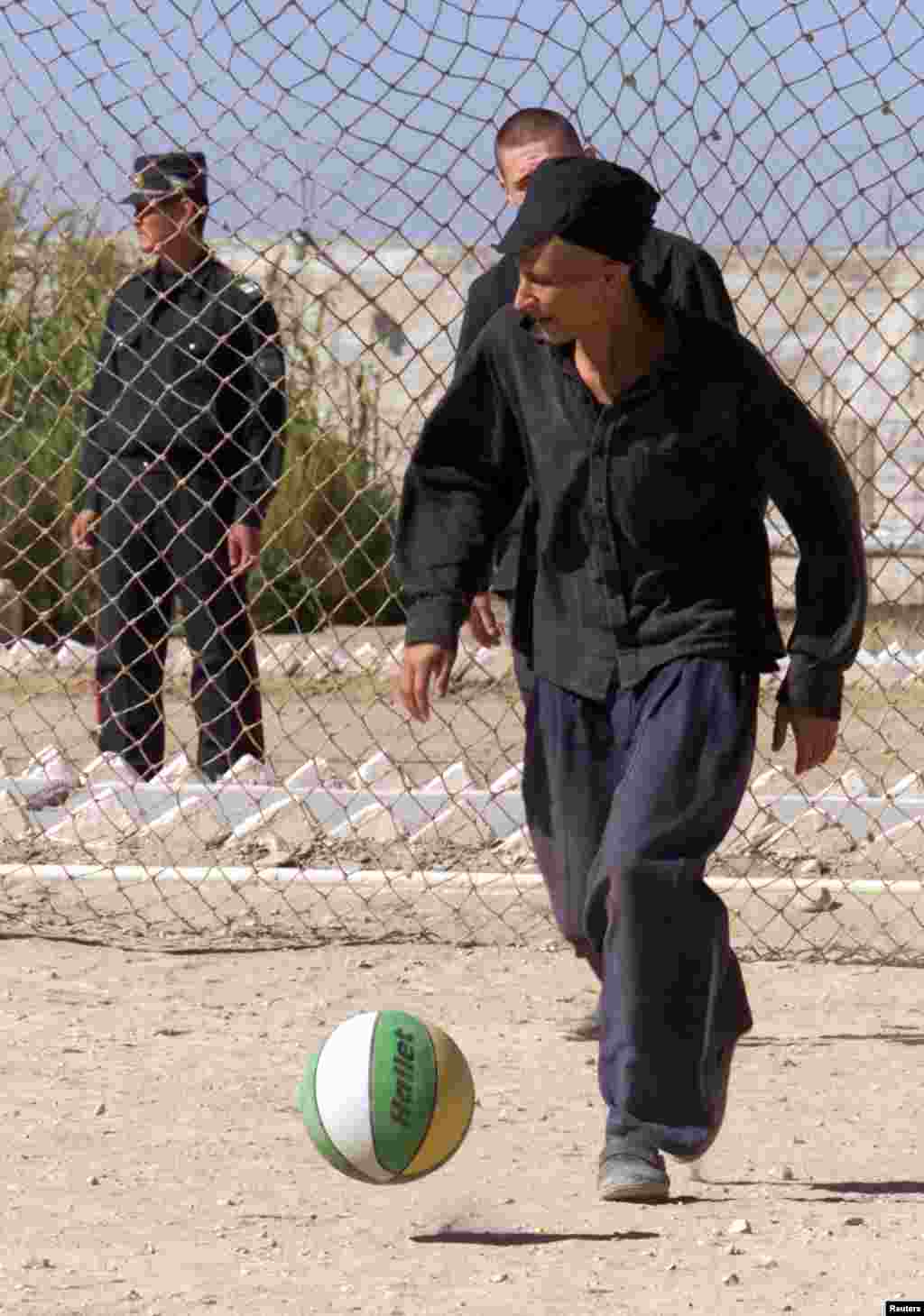 Mahbuslar futbol o'ynamoqda. 2003-yil, 29-sentabr.