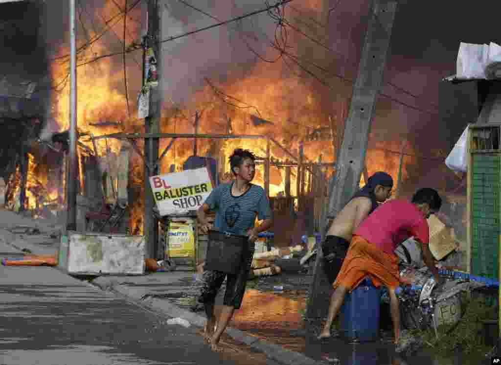 Warga memadamkan api yang memusnahkan beberapa rumah mereka, sementara pasukan pemerintah Filipina melancarkan serangan terhadap pemberontak Muslim di kota Zamboanga di Filipina selatan.