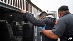 Seorang migran asal Kolombia diamankan oleh petugas patroli perbatasan AS setelah ia mencoba kabur dari pemeriksaan petugas perbatasan di dekat wilayah Hidalgo, Texas, pada 4 Mei 2023. (Foto: AP/Veronica G. Cardenas)
