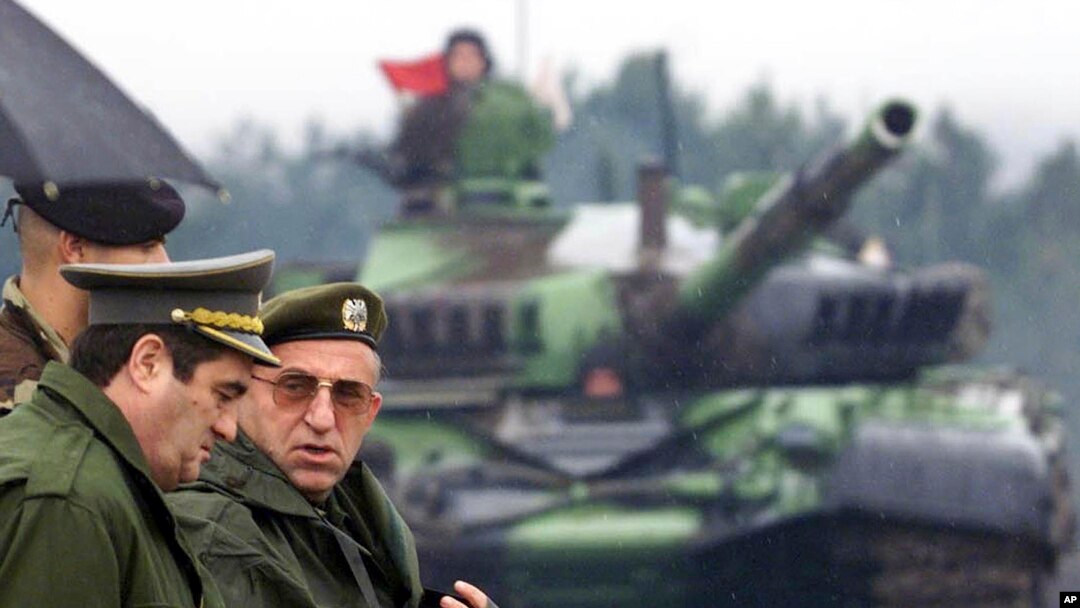 Bivši načelnik Generalštaba Vojske Jugoslavije Neboša Pavković, levo, i general Vladimir Lazarević, desno, tokom vojne vežbe u blizini grada Pirota na istoku Srbije, 1. septembra 2000. godine.