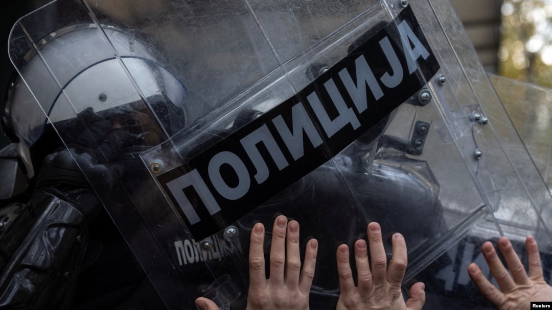 Ilustracija - građani i policija na jednom od prethodnih protesta (REUTERS/Marko Djurica)
