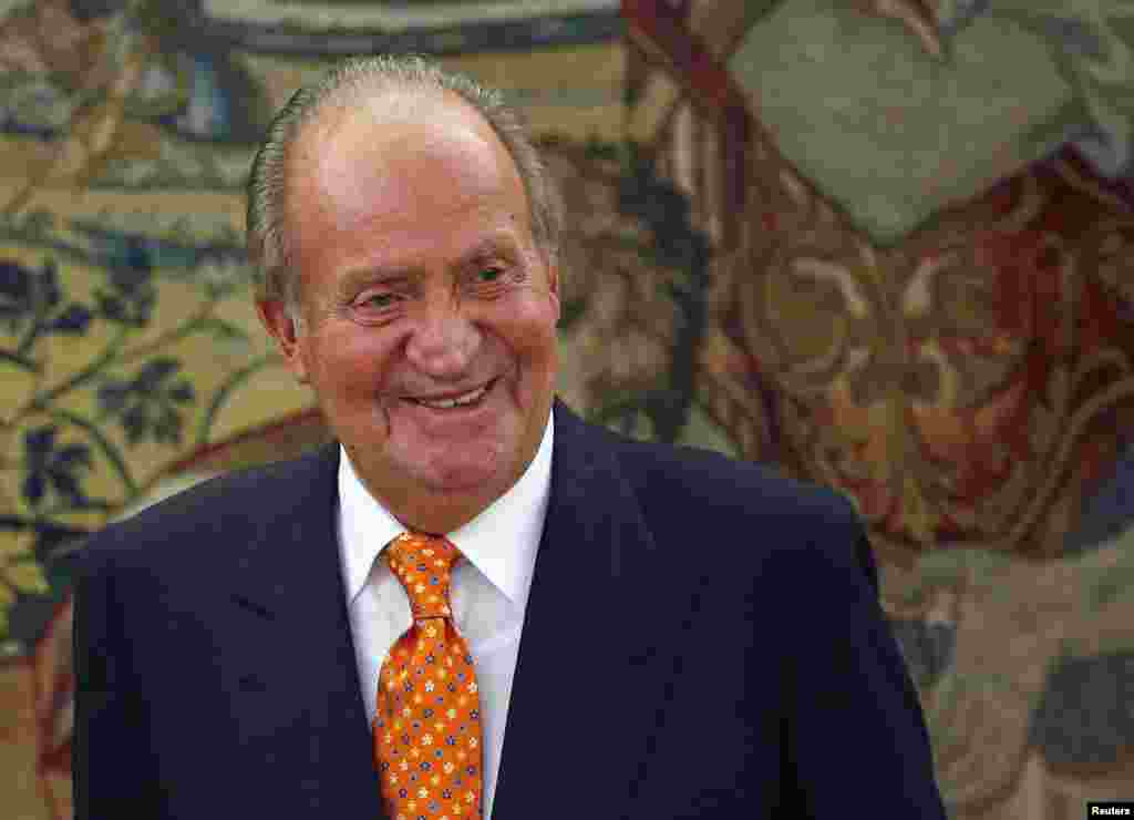O rei espanhol, Juan Carlos, numa das suas últimas audiências no Palácio de Zarzuela, fora de Madrid, Maio 27, 2014.